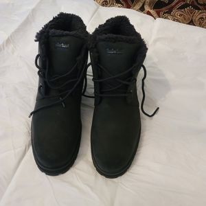 Black Timberlands Very comfortable never worn.